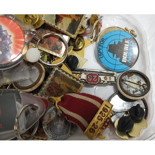 415 - A TUB OF ADVERTISING BADGES INCLUDING DRINKS BRANDS