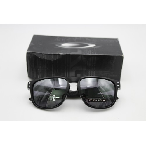 210 - Unisex OAKLEY Black Framed Sports SUNGLASSES w/ Prizm Lenses