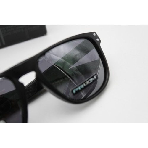 210 - Unisex OAKLEY Black Framed Sports SUNGLASSES w/ Prizm Lenses