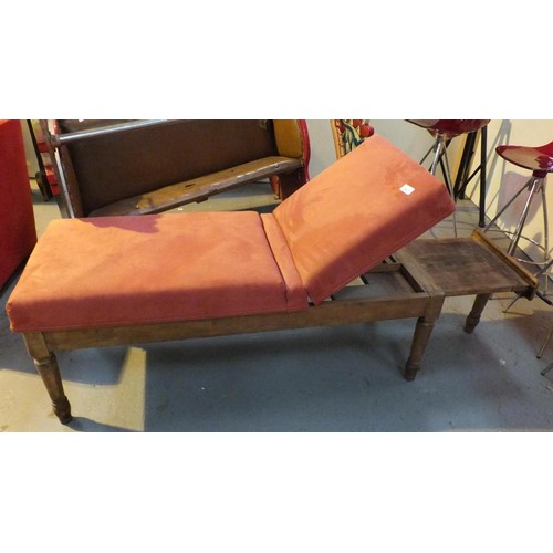 462 - A QUALITY RED MASSAGE TABLE BENCH