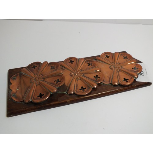 268 - VINTAGE COPPER & WOOD WALL HANGING LETTER RACK AND SOLID BRASS DECORATIVE TRAY