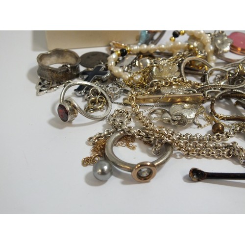 277 - COLLECTION OF VINTAGE JEWELLERY ETC INCLUDES SILVER RINGS