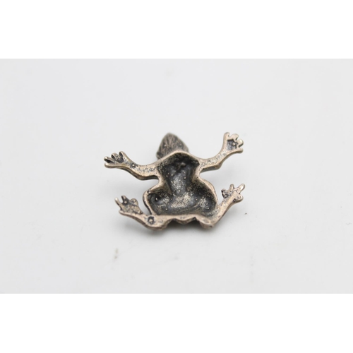 50 - 2 x .800 CONTINENTAL SILVER Miniature Frog Figurines / Ornaments (17g)