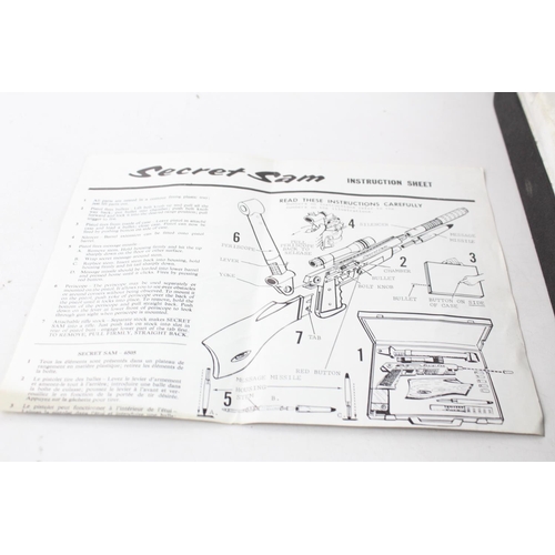 89 - Vintage 1965 Topper Toys SECRET SAM SPY BRIEFCASE Model 6505 & Attachments
