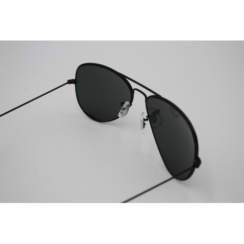 140 - Classic RAY-BAN Unisex Black Framed Aviator Style SUNGLASSES w/ Case