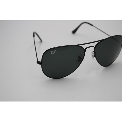 140 - Classic RAY-BAN Unisex Black Framed Aviator Style SUNGLASSES w/ Case