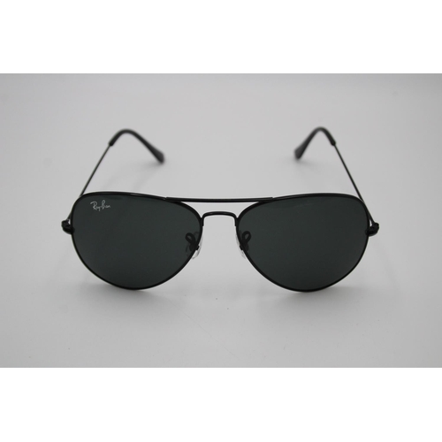 140 - Classic RAY-BAN Unisex Black Framed Aviator Style SUNGLASSES w/ Case