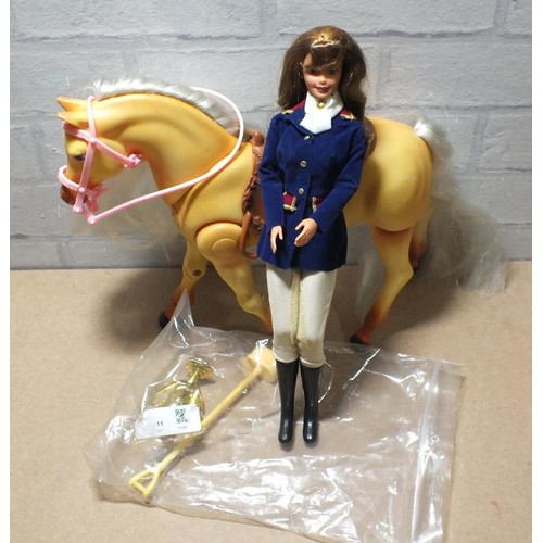 475 - BARBIE AND HORSE IN GOOD WORKING ORDER