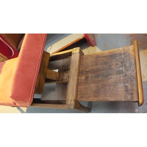 547 - A QUALITY RED MASSAGE TABLE BENCH