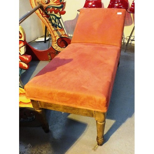 547 - A QUALITY RED MASSAGE TABLE BENCH