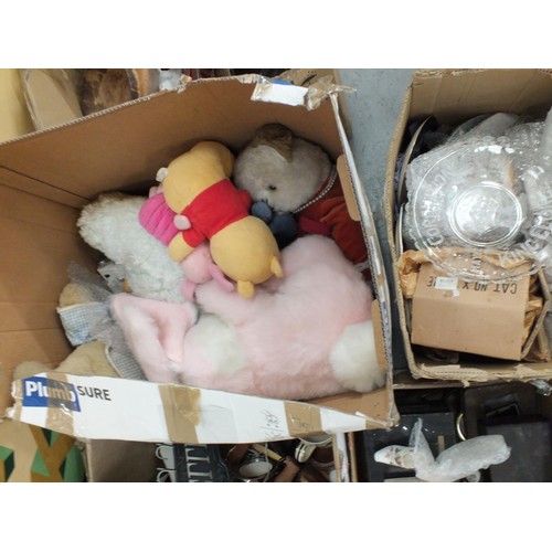 545 - JOBLOT OF VINTAGE INCLUDES CERAMICS, TEDDIES, ELECTRIC FAN ETC