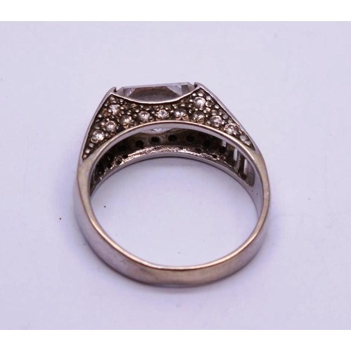 401 - WHITE GOLD 9 CARAT 4.17G UK SIZE L RING