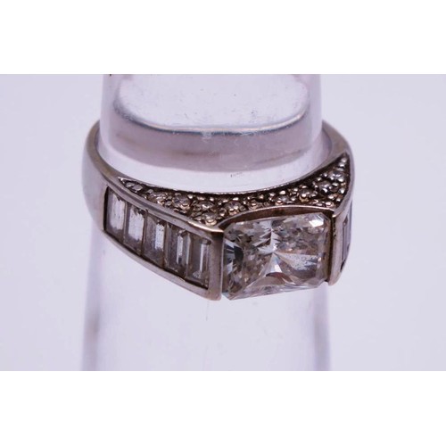 401 - WHITE GOLD 9 CARAT 4.17G UK SIZE L RING