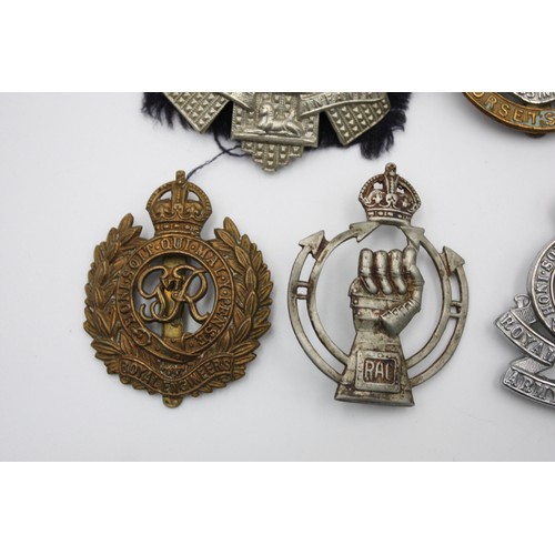 55 - 12 x Assorted Vintage MILITARY Cap Badges Inc WW1, WW2, Lincolns, H.L.I Etc