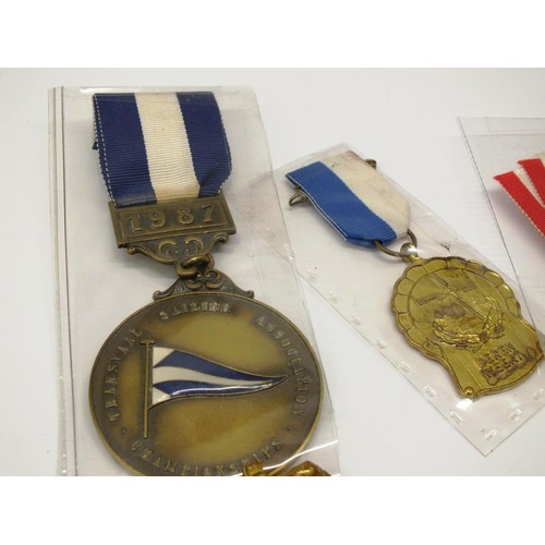 352 - COLLECTION OF MILITARY MEDALS, BADGES & PHOTOGRAPH