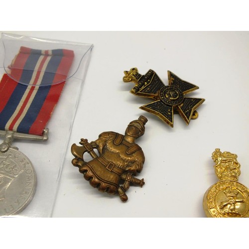 352 - COLLECTION OF MILITARY MEDALS, BADGES & PHOTOGRAPH