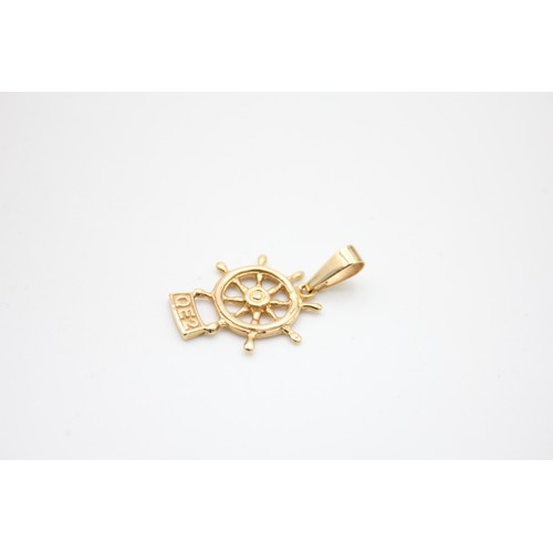 4 - Vintage gold QE2 ships wheel charm 2.2g (18ct)