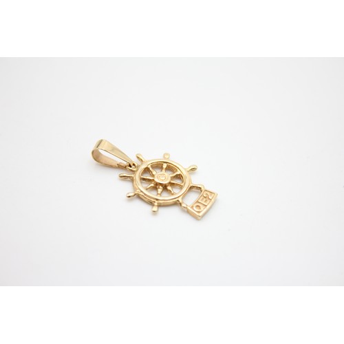 4 - Vintage gold QE2 ships wheel charm 2.2g (18ct)