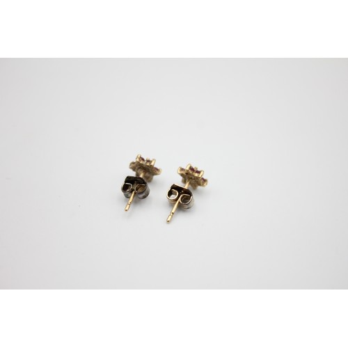 17 - 9ct gold gemstone flower / cluster stud earrings 0.6g