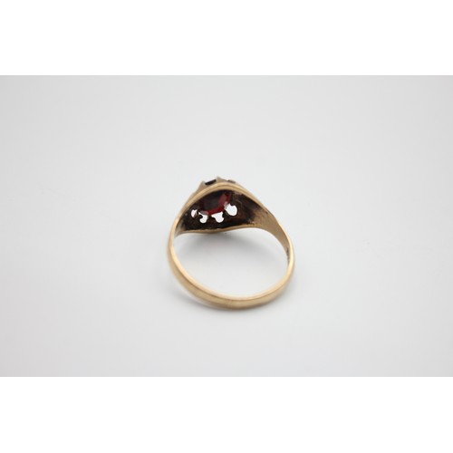 158 - Vintage gold garnet ring 2.9g (9ct)