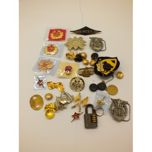 434 - TUB OF VARIOUS BADGES ETC