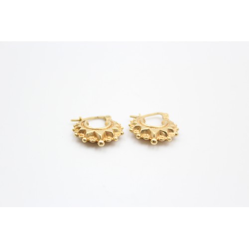 40 - 9ct ornate hoop earrings (1.4g)