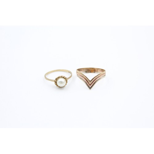 63 - 2 x 9ct gold rings including 3 tone chevron and pearl solitaire (2.2g)