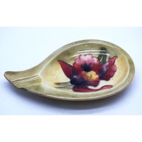 565 - A MOORCROFT ORCHID PATTERN TEAR DROP SHAPED ASHTRAY c 1950, SIZE 6