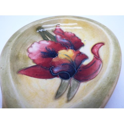 565 - A MOORCROFT ORCHID PATTERN TEAR DROP SHAPED ASHTRAY c 1950, SIZE 6