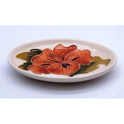 566 - MOORCROFT HIBISCUS PATTERN OVAL PIN DISH IN EXCELLENT CONDITION MEASURES 11cm x 7.5cm