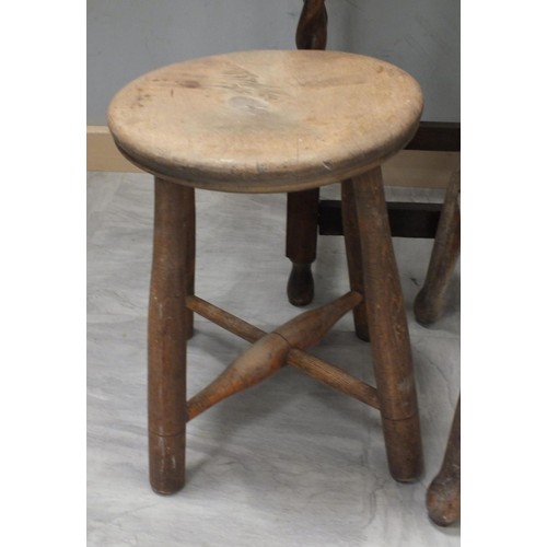 600 - TWO VINTAGE STOOLS PLUS BARLEY TWIST TABLE