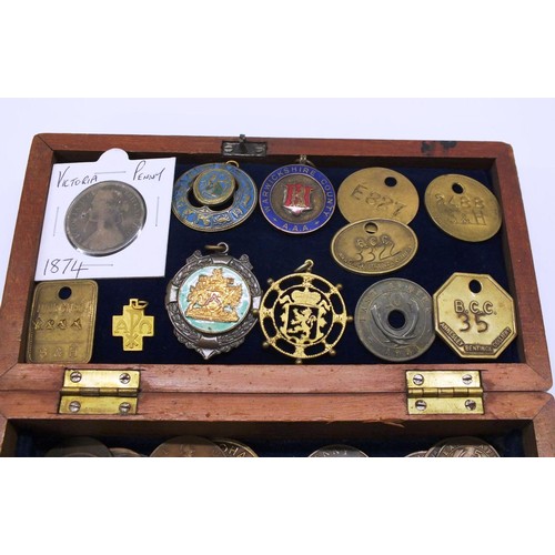 369 - OLD BRASS & WOOD BOX WITH VARIOUS MEDALS, COINS & TOKENS