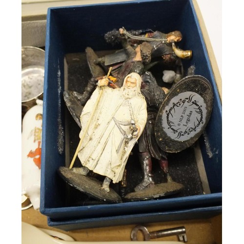 371 - BOX OF VINTAGE COLLECTABLES INCLUDING LEAD LORD OF THE RINGS FIGURES, MINI JACK IN A BOX, WHITE META... 