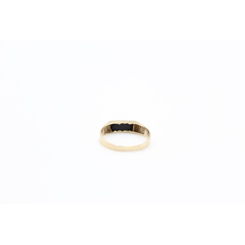 53 - 9ct gold onyx rectangle signet ring (1.2g) size O