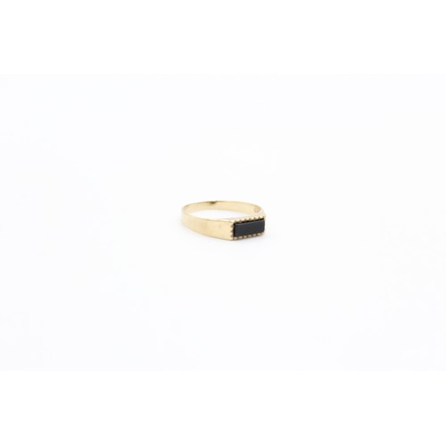 53 - 9ct gold onyx rectangle signet ring (1.2g) size O