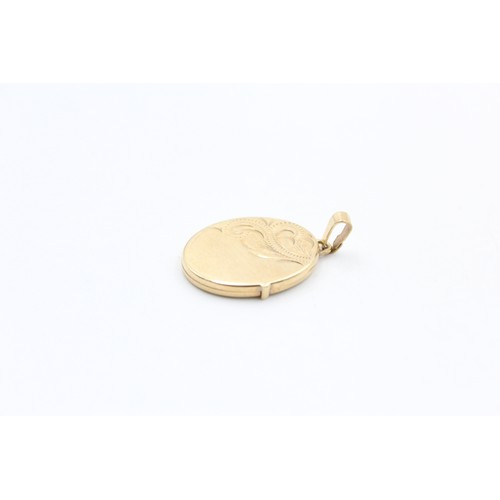 73 - 9ct Gold oval locket with engraved design (2.7g)