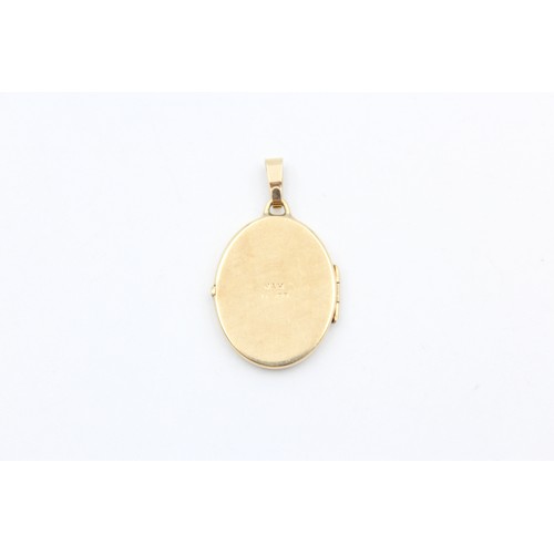 73 - 9ct Gold oval locket with engraved design (2.7g)