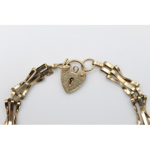 57 - 9ct Gold gate bracelet with heart padlock (5.3g)