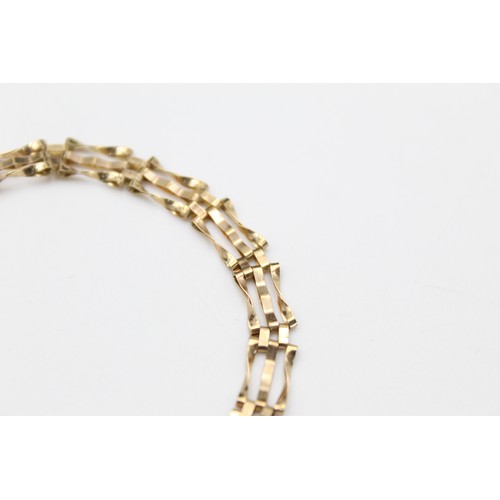 95 - 9ct Gold gate bracelet with heart padlock (3.6g)