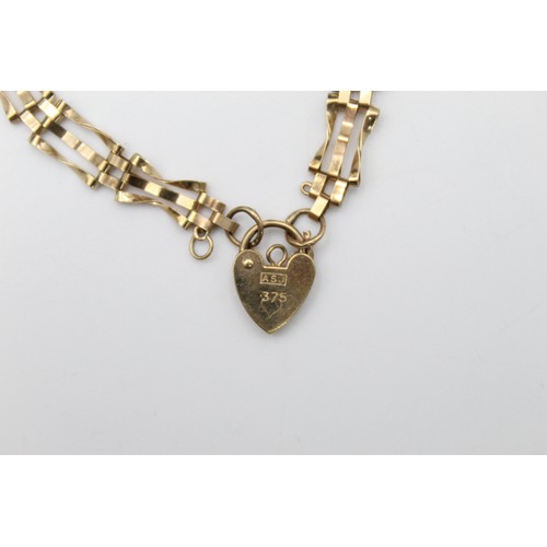 95 - 9ct Gold gate bracelet with heart padlock (3.6g)