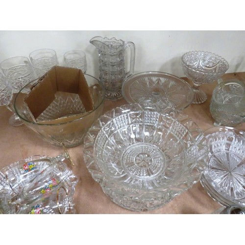 485 - SHELF LOT OF CERAMICS AND GLASSWARE