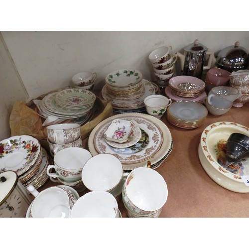 424 - SHELF LOT OF MISC POTTERY