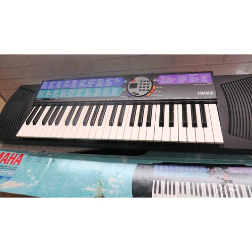 425 - YAMAHA KEYBOARD