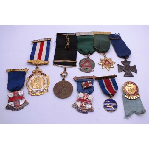 421 - 9 VINTAGE MEDALS AND BADGES