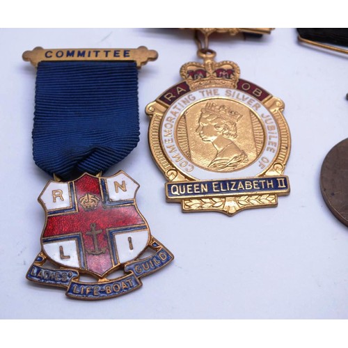 421 - 9 VINTAGE MEDALS AND BADGES