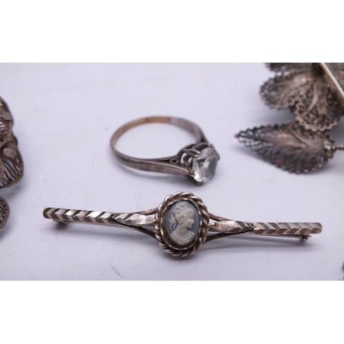 486 - SEVEN ITEMS OF SILVER JEWELLERY INCLUDING SILVER RINGS AND BROOCHES