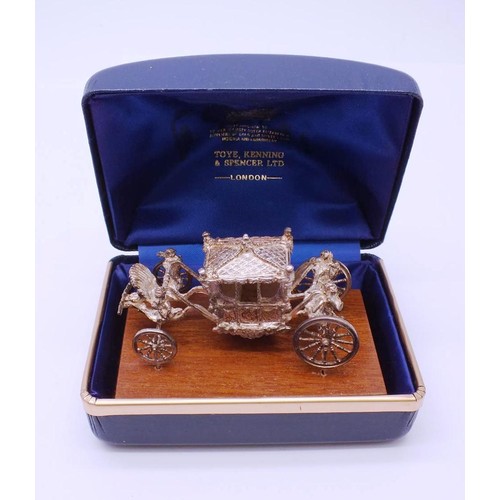 540 - STERLING SILVER CORONATION CARRIAGE 1977 BY TOYE KENNING AND SPENCER ON WOODEN PLINTH IN ORIGINAL BO... 