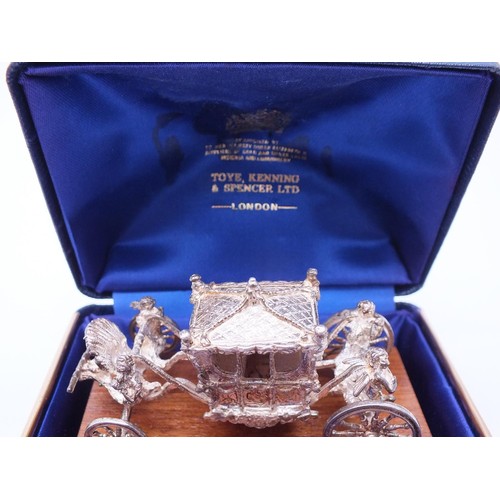 540 - STERLING SILVER CORONATION CARRIAGE 1977 BY TOYE KENNING AND SPENCER ON WOODEN PLINTH IN ORIGINAL BO... 