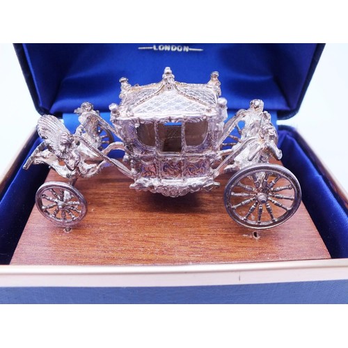 540 - STERLING SILVER CORONATION CARRIAGE 1977 BY TOYE KENNING AND SPENCER ON WOODEN PLINTH IN ORIGINAL BO... 