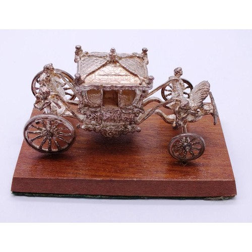 540 - STERLING SILVER CORONATION CARRIAGE 1977 BY TOYE KENNING AND SPENCER ON WOODEN PLINTH IN ORIGINAL BO... 